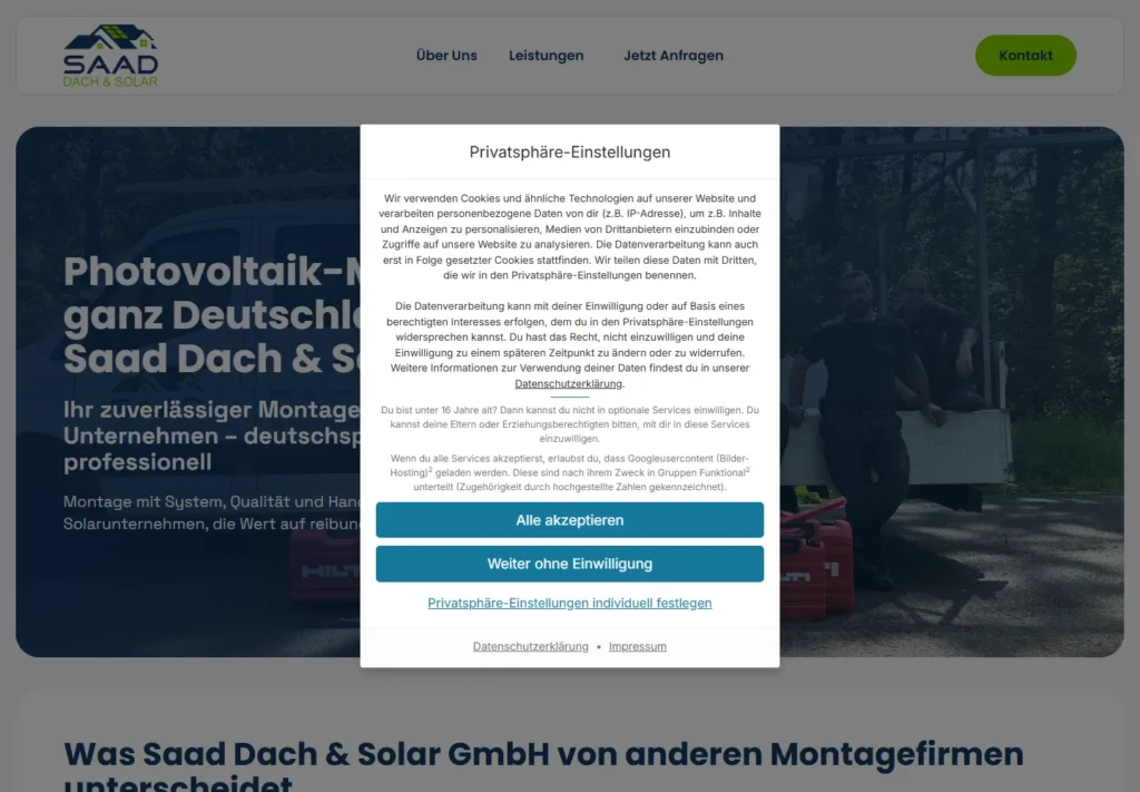 Website homepage with solar panel installation company information in German.